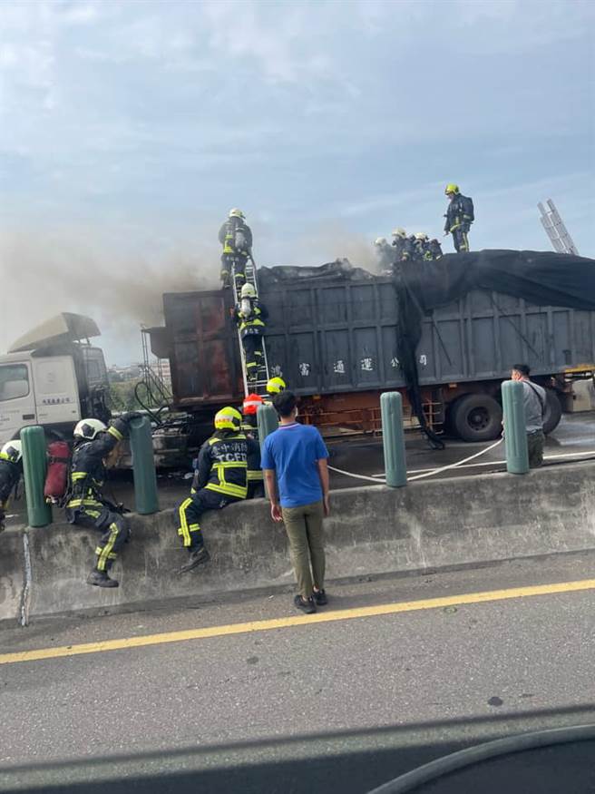 台中市台61線西濱橋往清水方向，今（3日）下午1時許發生火燒車事故，1輛貨車因不明原因起火燃燒，猛烈得黑色濃煙不斷從車內冒出。（翻攝自臉書清水小鎮）
