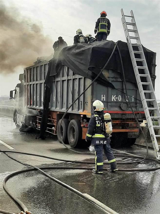 曳引車行進間疑前輪突然爆胎起火，火勢迅速延燒車體，濃煙越過對向車道。（清水分局提供／王文吉台中傳真）