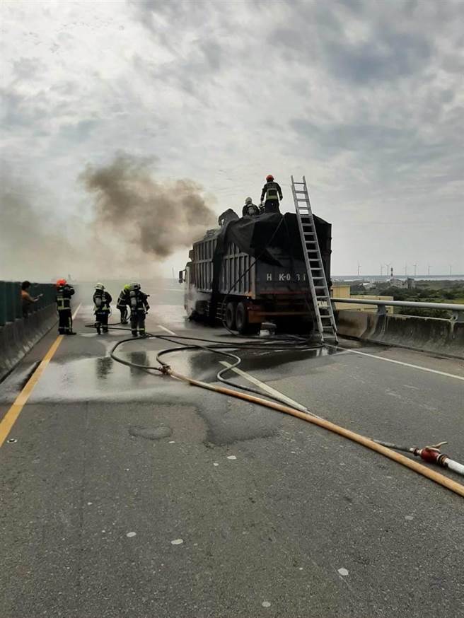 曳引車行進間疑前輪突然爆胎起火，火勢迅速延燒車體，濃煙越過對向車道。（清水分局提供／王文吉台中傳真）
