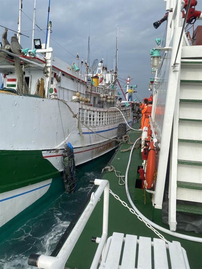 PP10060艇抵達火燒船海域，目視未發現明顯黑煙，經與船長通聯，得知機艙持續悶燒。（台中海巡隊提供／王文吉台中傳真）