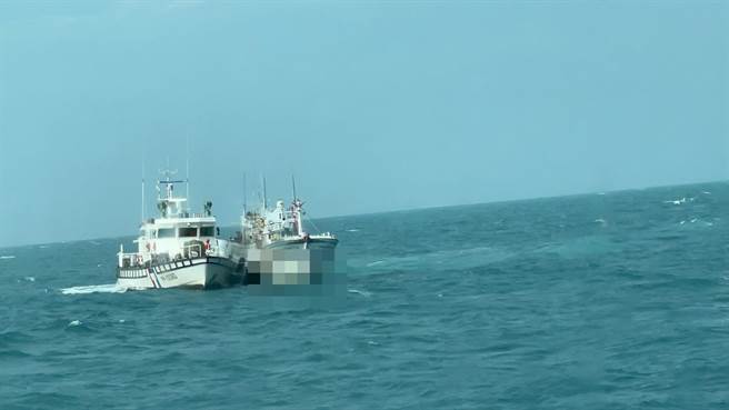 「滿順財6號」失去電力，船長商請友船協助拖帶進港檢修。（台中海巡隊提供／王文吉台中傳真）