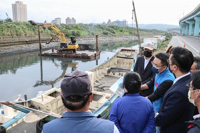 立法委員洪孟楷爭取清淤經費700萬，去年8月動工後，因淤泥量過大，超過評估，而又再增加經費至1500萬元（洪孟楷服務處提供／戴上容新北傳真）