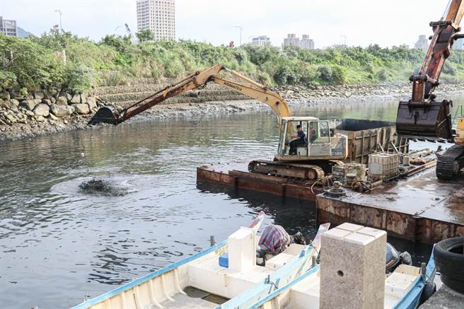航港局表示，現階段已浚挖約1.6萬方，預計年底能順利完工，還給鄉親順暢的通行河道。（洪孟楷服務處提供／戴上容新北傳真）