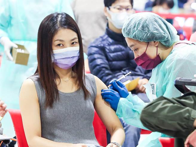 16萬人打完2劑疫苗又收預約簡訊，莊人祥表示誤發的原因還待釐清。圖為民眾接種疫苗的畫面。（陳俊吉攝）