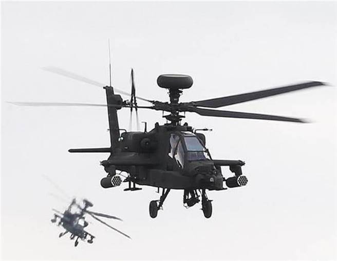 陆行601旅一架阿帕契直升机，演训中因飞行员误触开关，导致地狱火飞弹发射架遭抛离。(示意图/中时资料库)