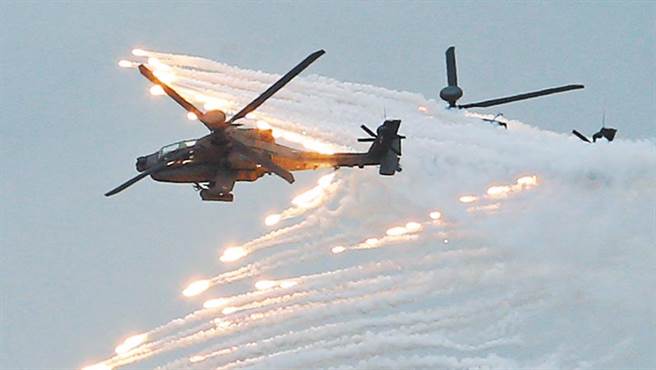 阿帕契直升机演习时抛射热焰弹。（资料照／姚志平摄）