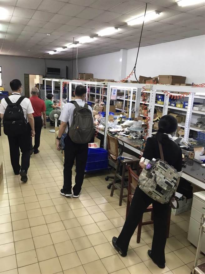 警政署与经济部联合访查模拟枪相关业者。（翻摄照片／林郁平台北传真）