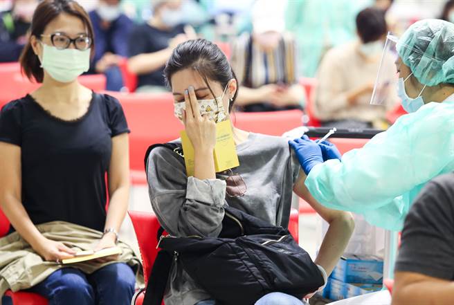 圖為花博疫苗接種站3日為預約AZ疫苗的民眾施打，同時開放第13期公費疫苗預約，市府也將研擬加開6個中型接種站，方便民眾能就近施打。示意圖與當事人無關。(陳俊吉攝)