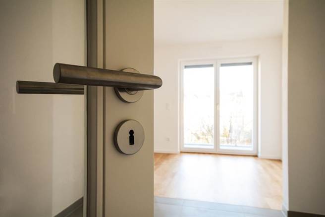 美國一名單親媽媽帶兩個女兒回家，打開家門竟發現整間公寓清潔溜溜，家具、個人物品一件不剩！（示意圖，達志影像/shutterstock）

