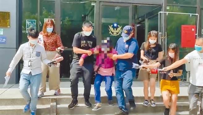 新北地检署调查后认定阿嬷(左4)涉嫌略诱罪嫌不足不起诉。（本报资料照）