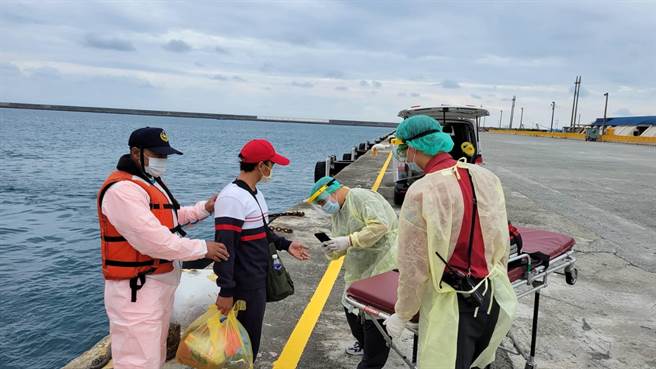 海巡署艦隊分署第六花蓮海巡隊獲報，即派遣巡防艇前往花蓮外海33浬處，接駁手掌遭魚鉤勾傷的印尼籍漁工至花蓮港後送醫，幸無生命危險。（第六花蓮海巡隊提供／羅亦晽花蓮傳真）