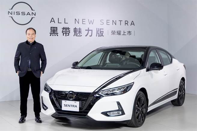 日产（Nissan）当家中型房车Sentra推出「黑带魅力版」，裕隆日产汽车总经理蔡文荣亲自为新车站台。图／业者提供
