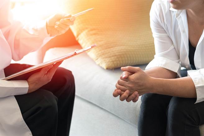 凱瑟琳逐漸明白做為一名臨床心理師，與其期望自己能讓病患痊癒，不如與個案一起解決問題，引領他們來到理解自己的大門前。(示意圖／Shutterstock)