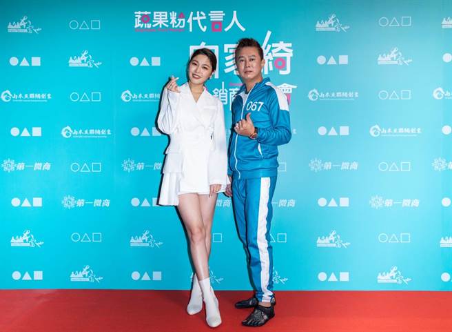 白家绮（左）和「山本富也」董事长林伸坤。（石智中摄）