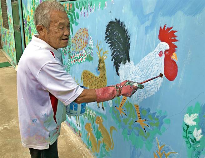 77岁古寧国小退休工友李振谦在自家住宅墙壁画满鸡、猴、草泥马和孔雀、龙虾、螃蟹等各种动物。（李金生摄）