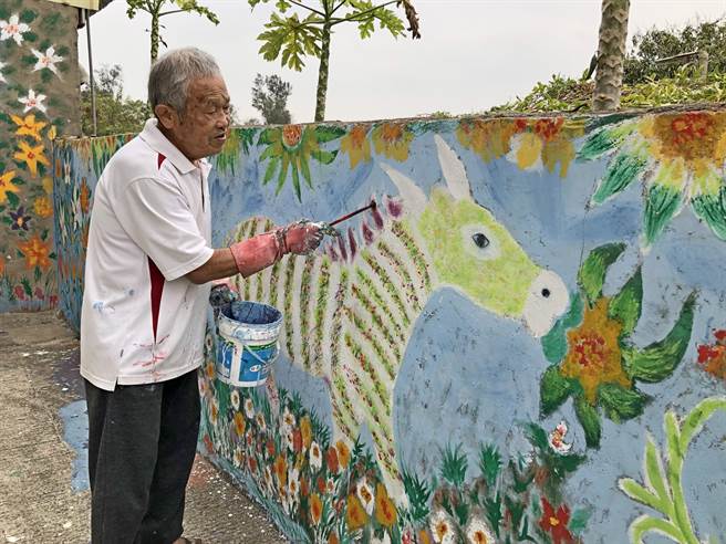 只读过小学5年书，无师自通的李振谦笑呵呵说道：「画好玩的，大家欢喜就好!」（李金生摄）