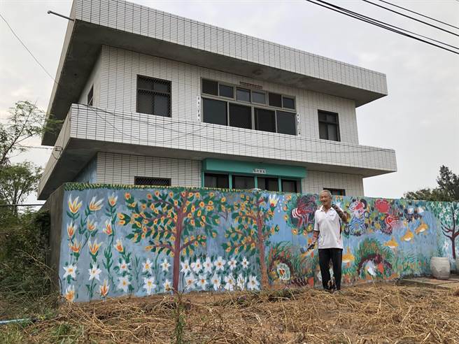 走过金门西浦头乡间小路，会看到一栋2层民宅画满鸡、猴、草泥马和孔雀、龙虾、螃蟹等各种动物，五彩缤纷亮丽吸睛。（李金生摄）