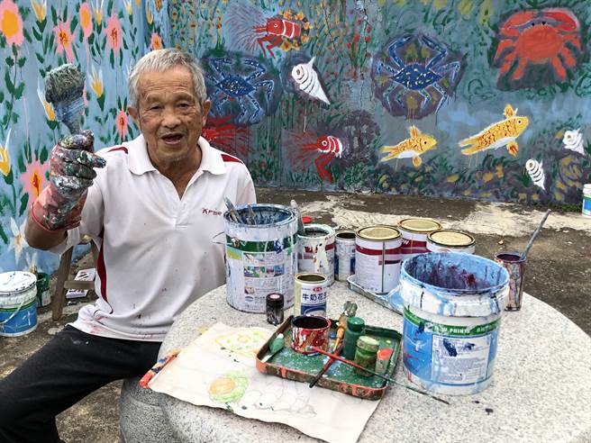 李振谦用简单的油漆工具挥洒他多采多姿的生活日常。（李金生摄）