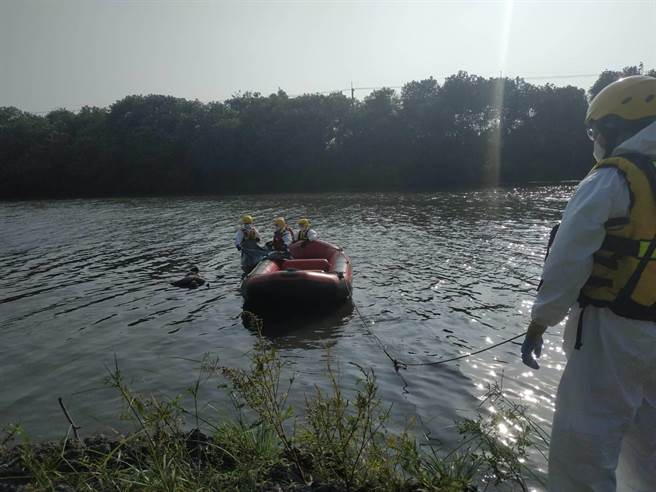 彰化县埔盐乡东螺溪平时水位应有2公尺，但因遭弃置土方，水位变浅，张男尸体浮起被发现，民俗专家称贼星该败。（民眾提供／吴建辉彰化传真）