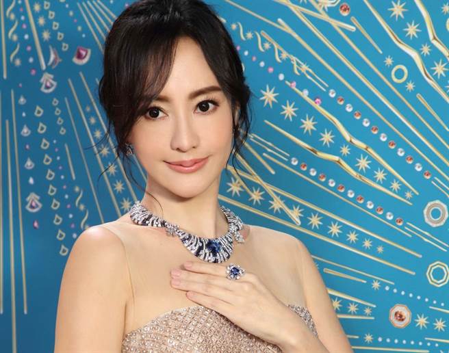 身为「三宝妈」的关颖昨日出席宝格丽珠宝展，佩戴总价逾3.83 亿的珠宝，让她有重返时尚之感。（BVLGARI提供）