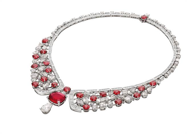 BVLGARI MAGNIFICA系列Forever Rubies顶级红宝石与钻石项炼。约3.6亿，是全场最贵的珠宝作品。（BVLGARI提供）