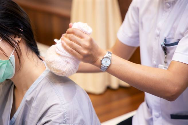 身体不适时，该冷敷还是热敷，加什么最有效? 一图秒懂。(示意图/Shutterstock)