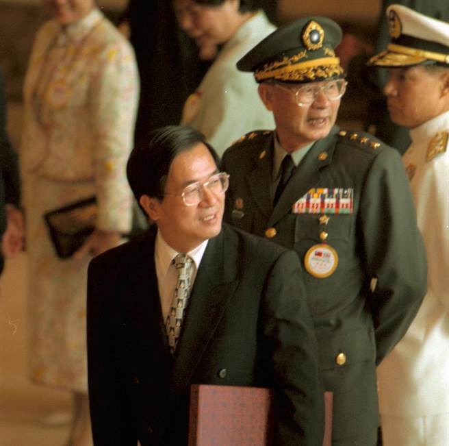 前国防部长汤曜明（右二）于今辞世，享寿84岁。前总统陈水扁今表示，知悉前国防部长汤曜明不幸去世的噩耗，简直无法置信，更觉得悲恸难过。(资料照，黄天强摄)