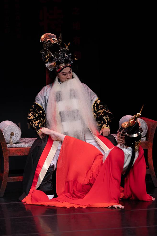 《极西之地有个费特儿》搬演王后爱上王子的禁忌之恋，京剧名角朱安丽（右）挑战演出情欲流动场面，左为同台演出的演员盛鑑。（国光剧团提供）