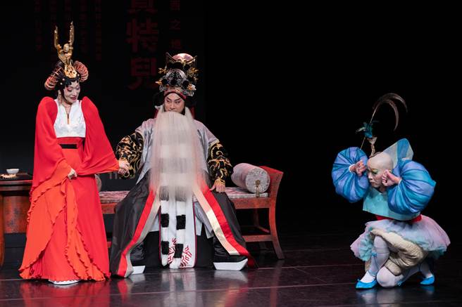《极西之地有个费特儿》搬演王后爱上王子的禁忌之恋，京剧名角朱安丽、盛鑑、谢冠生三人同台飙戏。（国光剧团提供）