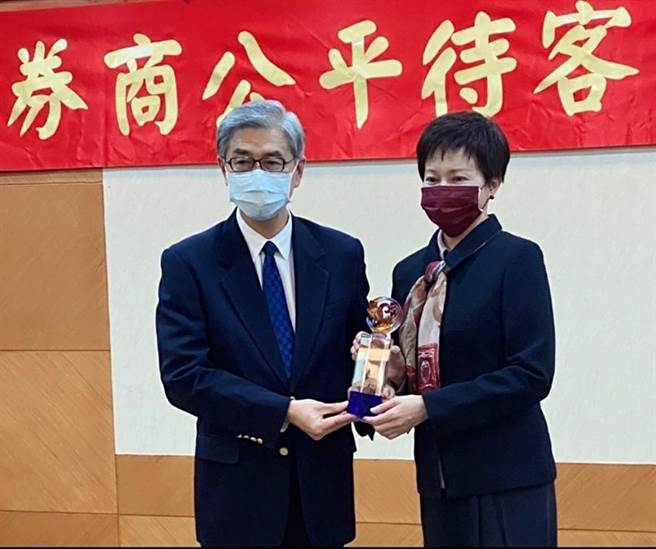 （兆豐證「公平待客」二度獲金管會評核肯定，由金管會主委黃天牧(左)頒獎，兆豐證券董事長陳佩君(右)代表受獎。圖／兆豐證券提供）