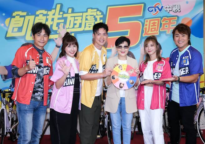 孙协志（左起）、峮峮、许孟哲、中视董事长胡雪珠、豆花妹（蔡黄汝）以及王仁甫今出席《飢饿游戏》5周年特别企划记者会。（罗永铭摄）