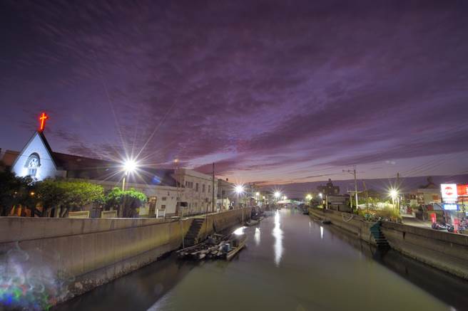 摄影师何应杰昨天带着摄影同好们到永隆桥取景，渔船、日落、云彩构成一幅美妙的鱼乡向晚风情。（何应杰提供／张毓翎台南传真）