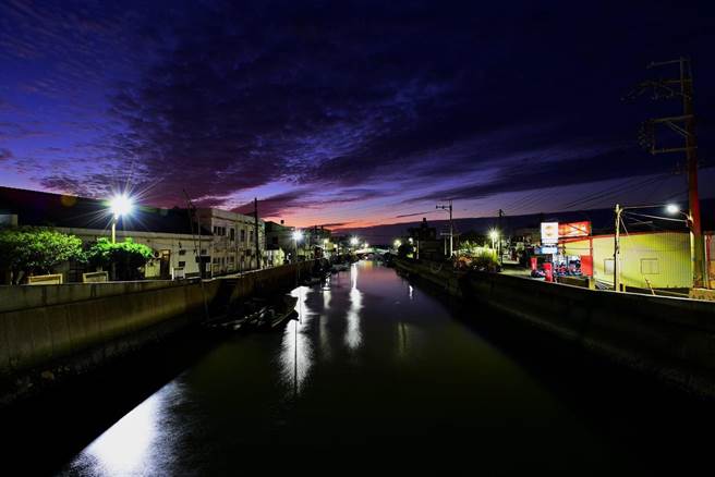 台南市北门区永隆桥底下的永隆沟，昔日是倒风内海的古航道，现为北门聚落渔民的停船处，夕阳西下时美不胜收。（何应杰提供／张毓翎台南传真）