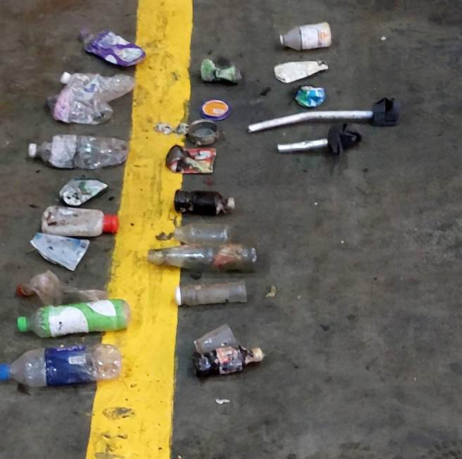 南投市所属垃圾车3日因内含20件以上的资源回收物被焚化厂退运，清洁队员翻找退回的垃圾堆中，找出各式各样的资源回收物。（南投市公所提供／黄国峰南投传真）