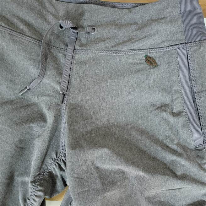 老公帮忙剪标籤时不小心把新买的裤子剪破，于是人妻用针线把破洞绣成叶子，让网友们大讚「太厉害」。（图／翻摄自Costco好市多商品经验老实说） 