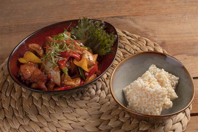 元素餐厅的「乾烧菱角锅粑鸡」。（台南大员皇冠假日酒店提供）
