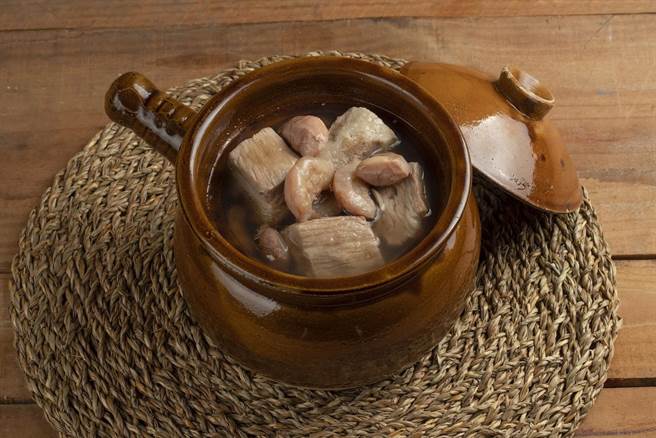 彩丰楼的「菱角煲子排汤」。（台南大员皇冠假日酒店提供）