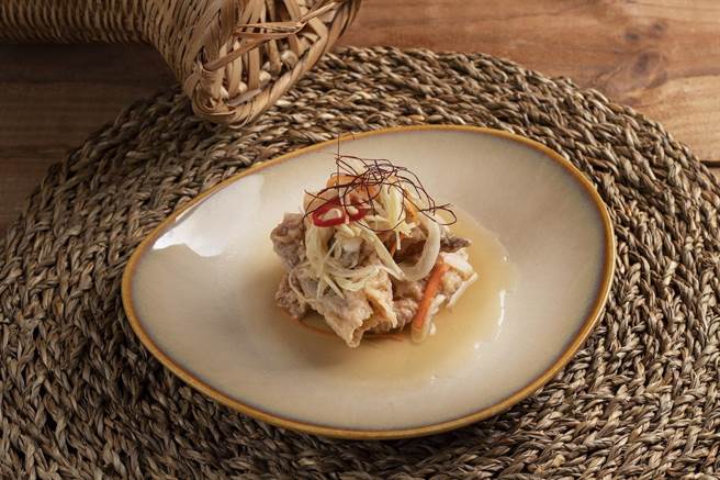 炼.瓦餐厅的「潮鲷南蛮渍」。（台南大员皇冠假日酒店提供）