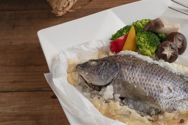 元素餐厅的「七股盐山焗烤鲷鱼」。（台南大员皇冠假日酒店提供）