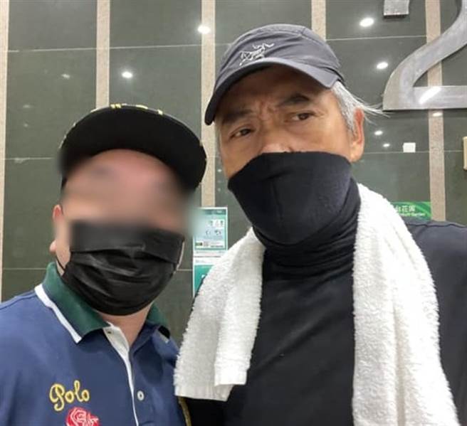 网友捕获野生周润发。(图／翻摄自脸书)