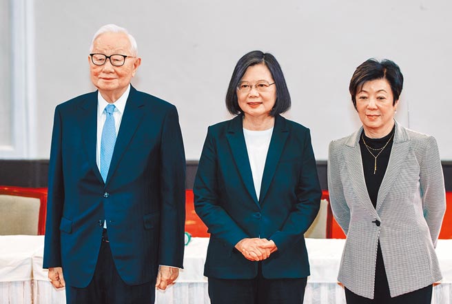 蔡英文总统（中）2日宣布台积电创办人张忠谋（左）今年代表总统出席APEC领袖峰会后，与张忠谋夫妇合影。图／郭吉铨