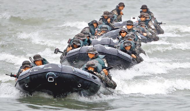 军方证实，陆战队99旅派出约40名官兵，赴关岛美军基地训练，部队现已返台；图为两栖侦搜大队海上操舟。（本报资料照片）