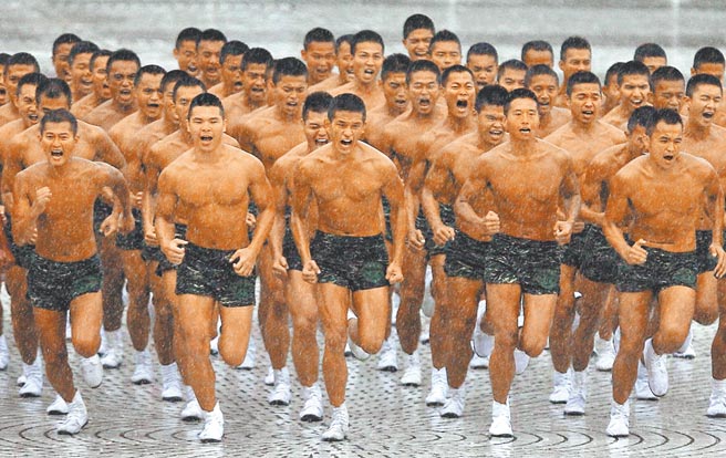 军方证实，陆战队99旅派出约40名官兵，赴关岛美军基地训练，部队现已返台；图为陆战队两栖侦搜营蛙人进行战技操演，展现苦练成果。（本报资料照片）