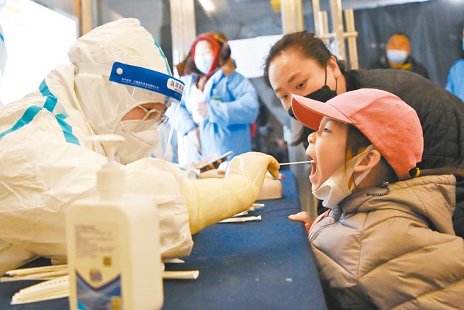 大陆国家卫健委通报，1日报告新增新冠肺炎确诊病例71例。其中本土病例54例，黑龙江占27例。图为10月30日，黑龙江省哈尔滨市的核酸採样点。（新华社）