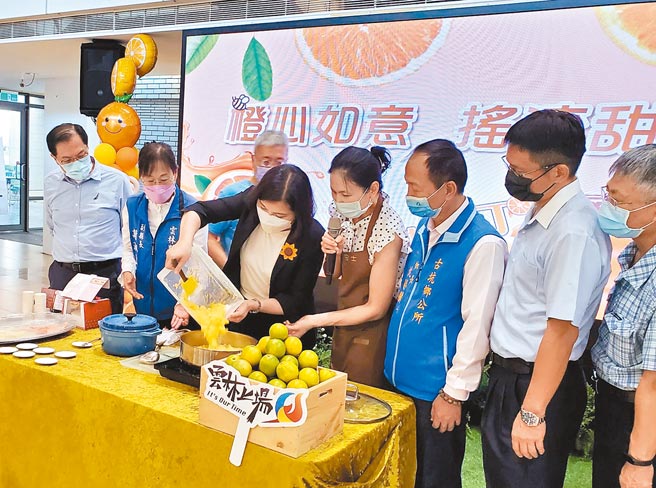 云林县长张丽善（右五）示范煮果酱，她手上倒的柳橙果肉是10斤柳橙剥出来的。（周丽兰摄）
