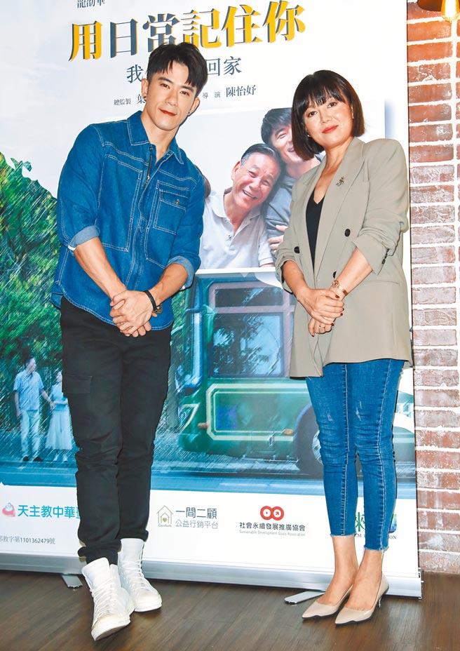 苗可丽（右）与JR纪言恺出席公益短片记者会，谈起一个多月前骤逝、饰演失智爸爸的龙劭华，无限感伤。（陈俊吉摄）