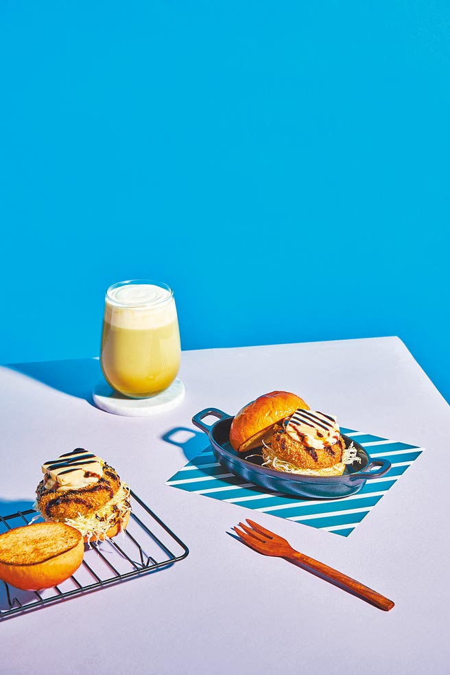 「派特汉堡」照烧蓝带猪排堡，採用植物肉，套餐190元。（派特汉堡提供）