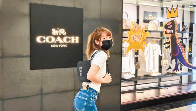 义大世界购物广场将于19日到12月10日举行周年庆，首4日享限定满额送优惠，凭E卡＋全馆当日累满1111元发票，再周周抽iPhone 13等大奖。（义大世界购物广场提供）