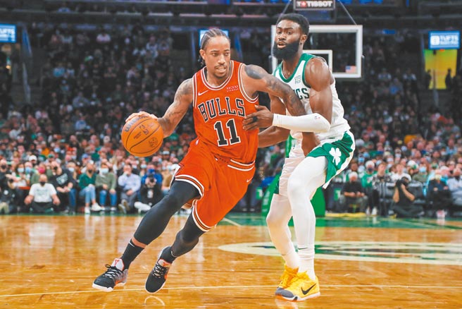 公牛迪羅薩（左）在塞爾提克傑倫布朗的防守下切入強攻。（路透）