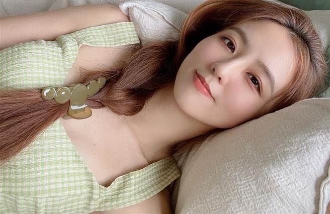 周曉涵外型亮眼還擁有火辣身材。(圖/翻攝自周曉涵IG)